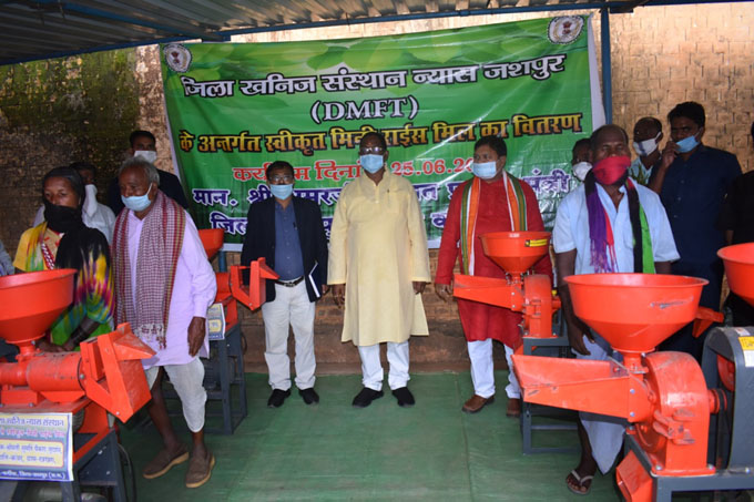 प्रभारी मंत्री श्री भगत ने बगीचा विकासखंड के 4 किसानों को निःशुल्क मिनी राईस मिल का वितरण किया